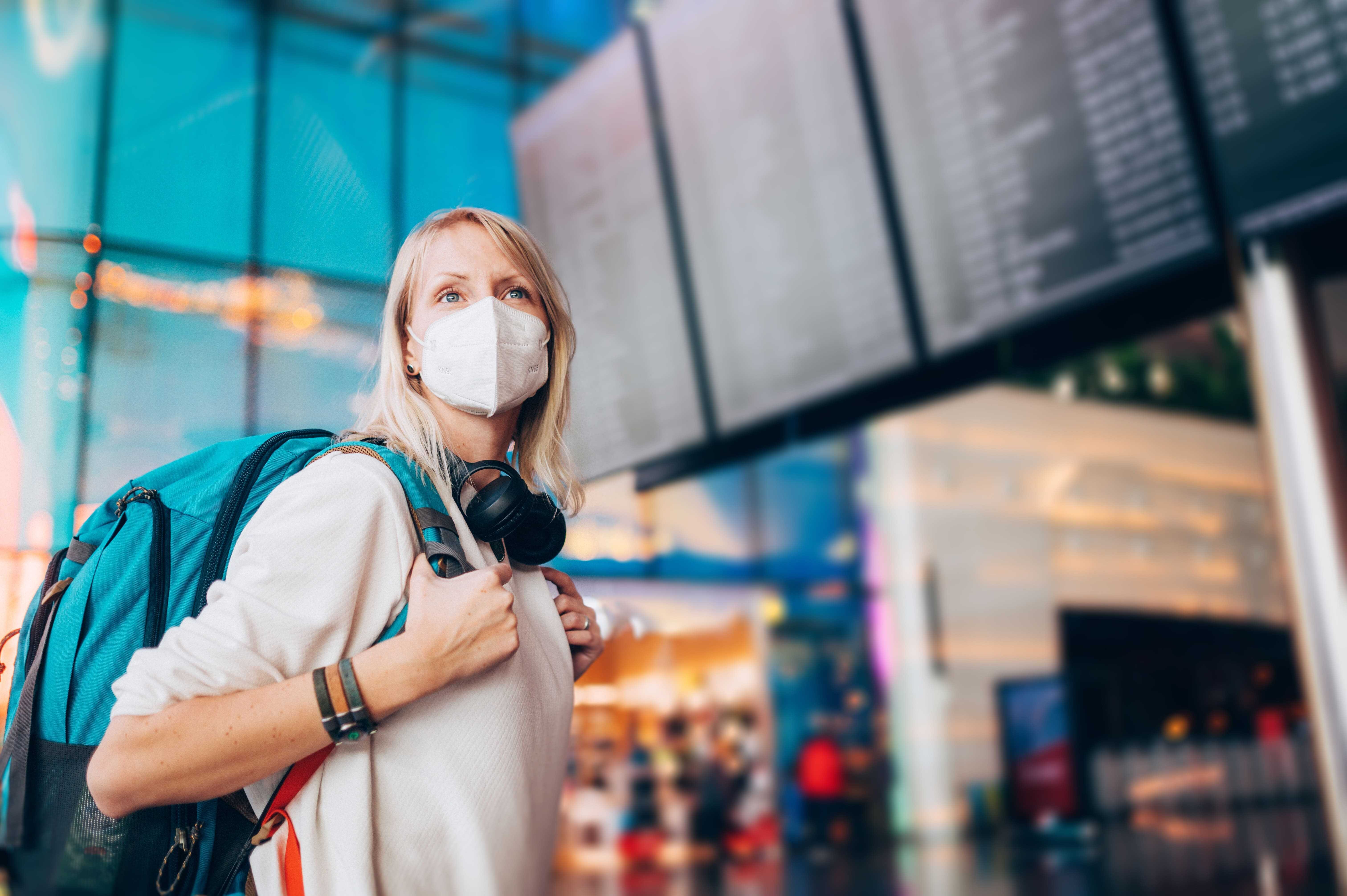 donna in aeroporto con mascherina